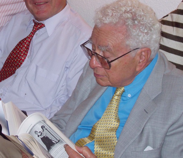 Prominent reader of A.K.'s book on the Journal des Dames et des Modes: Nobel Laureate Murray Gell-Mann, discoverer of the fundamental constituents of matter (the famous quarks).